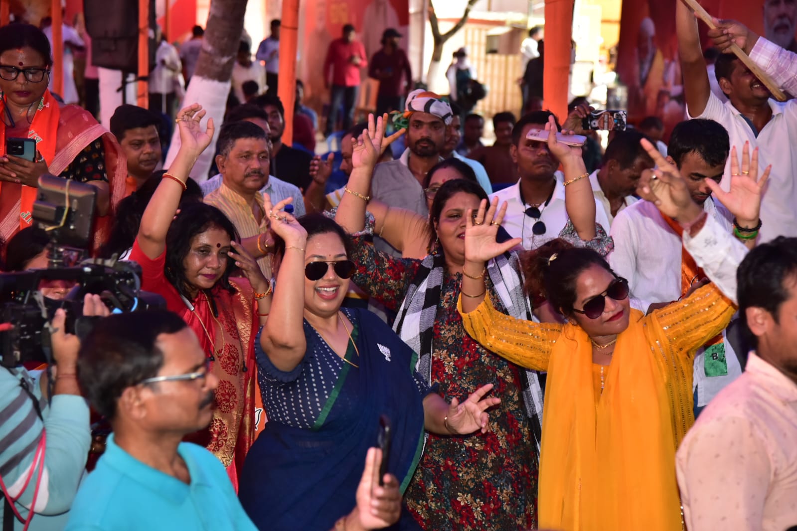 भाजपा कार्यलय में जश्न मनाते कार्यकर्ता